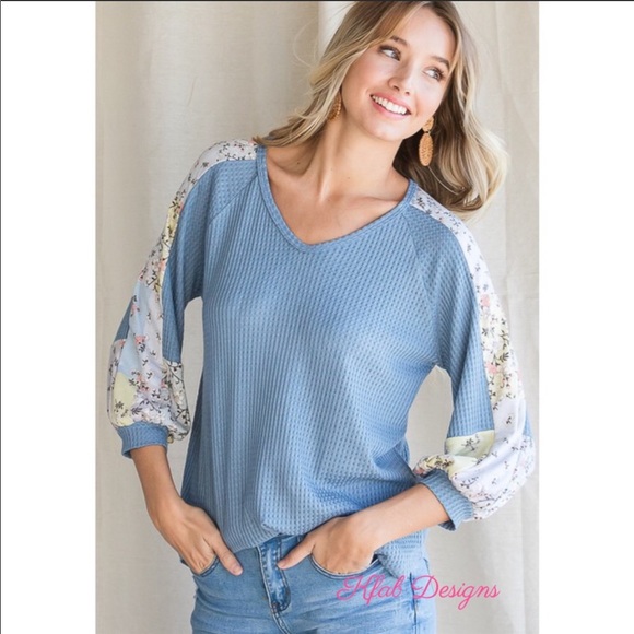 Tops - ❤️LAST! Blue V Neck Floral Contrast Waffle Top!